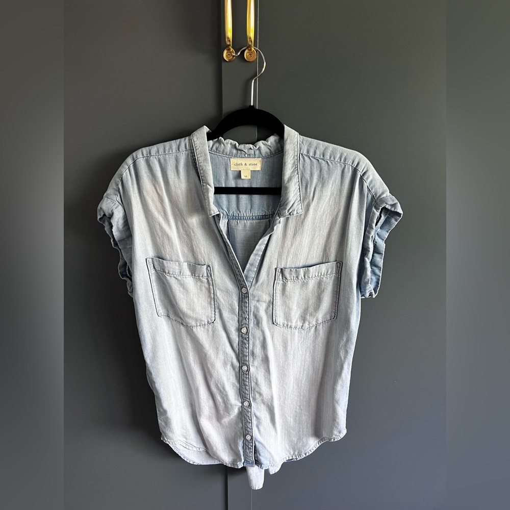 Cloth & Stone Women’s Denim Chambray Short Sleeve Button Down in Size M